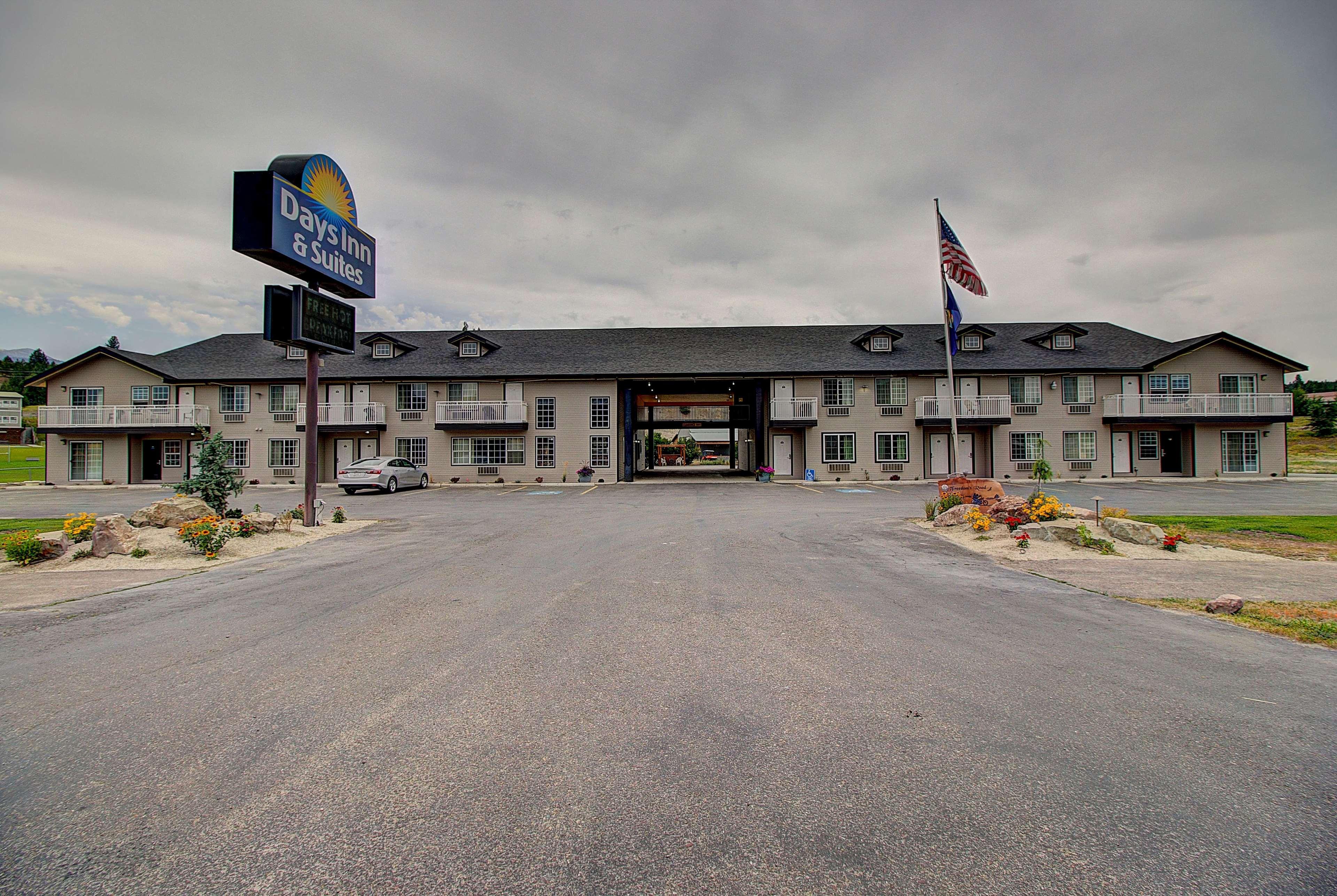 Days Inn & Suites By Wyndham Лоло Экстерьер фото